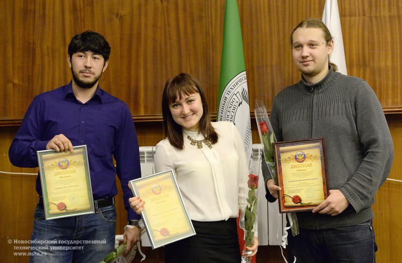 24.12.14     В НГТУ состоится церемония награждения победителей конкурсов среди студентов и молодых ученых Новосибирской области. Слева направо Комаров П.Н.,Чевакинская А.А, Самойленко В.В. (Механико-технологический факультет)